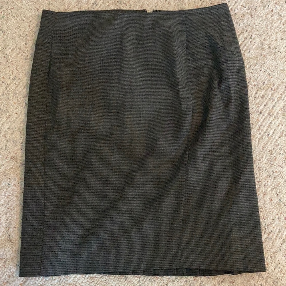Express skirt with ruffle back